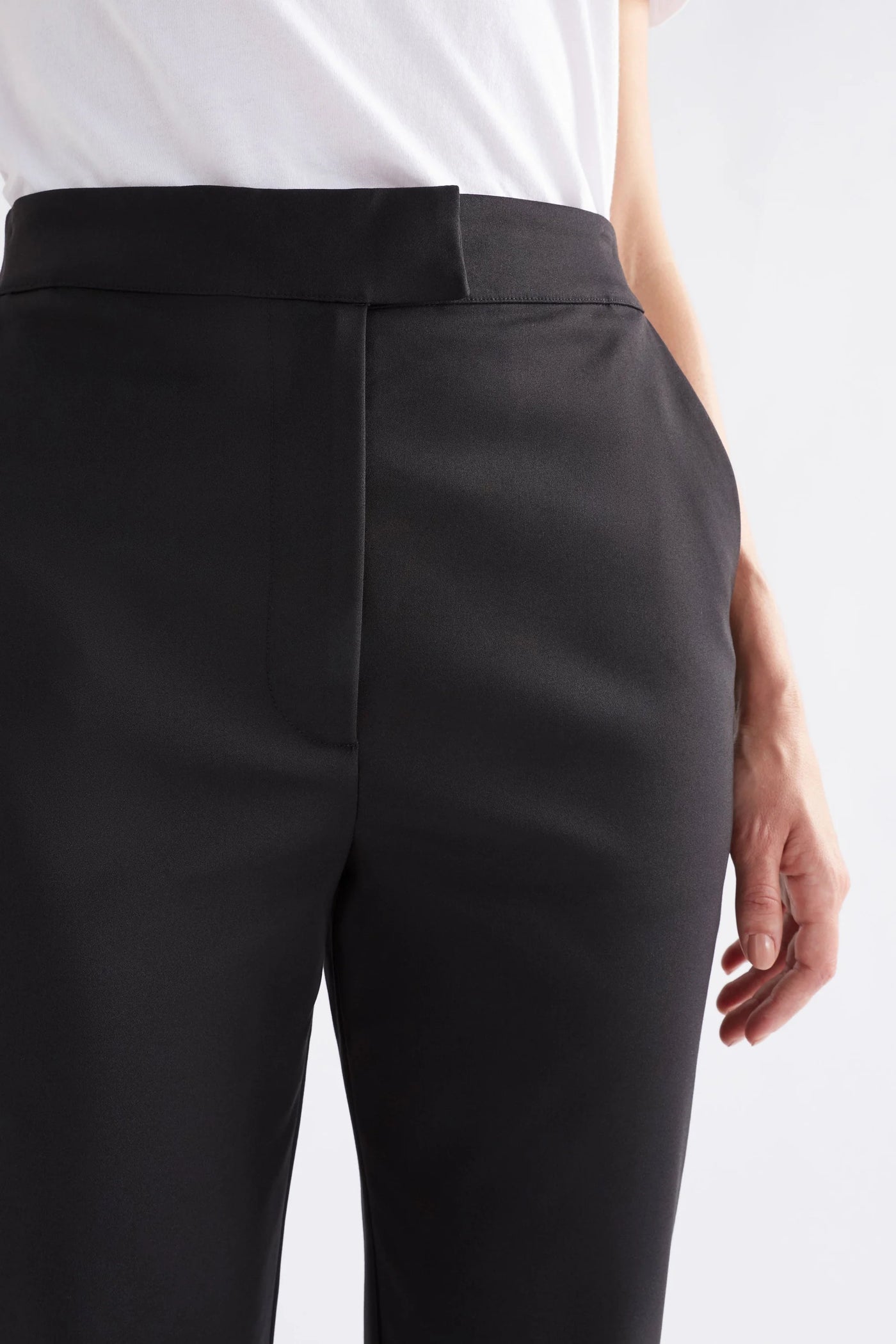 closer look to front sorell pants in black