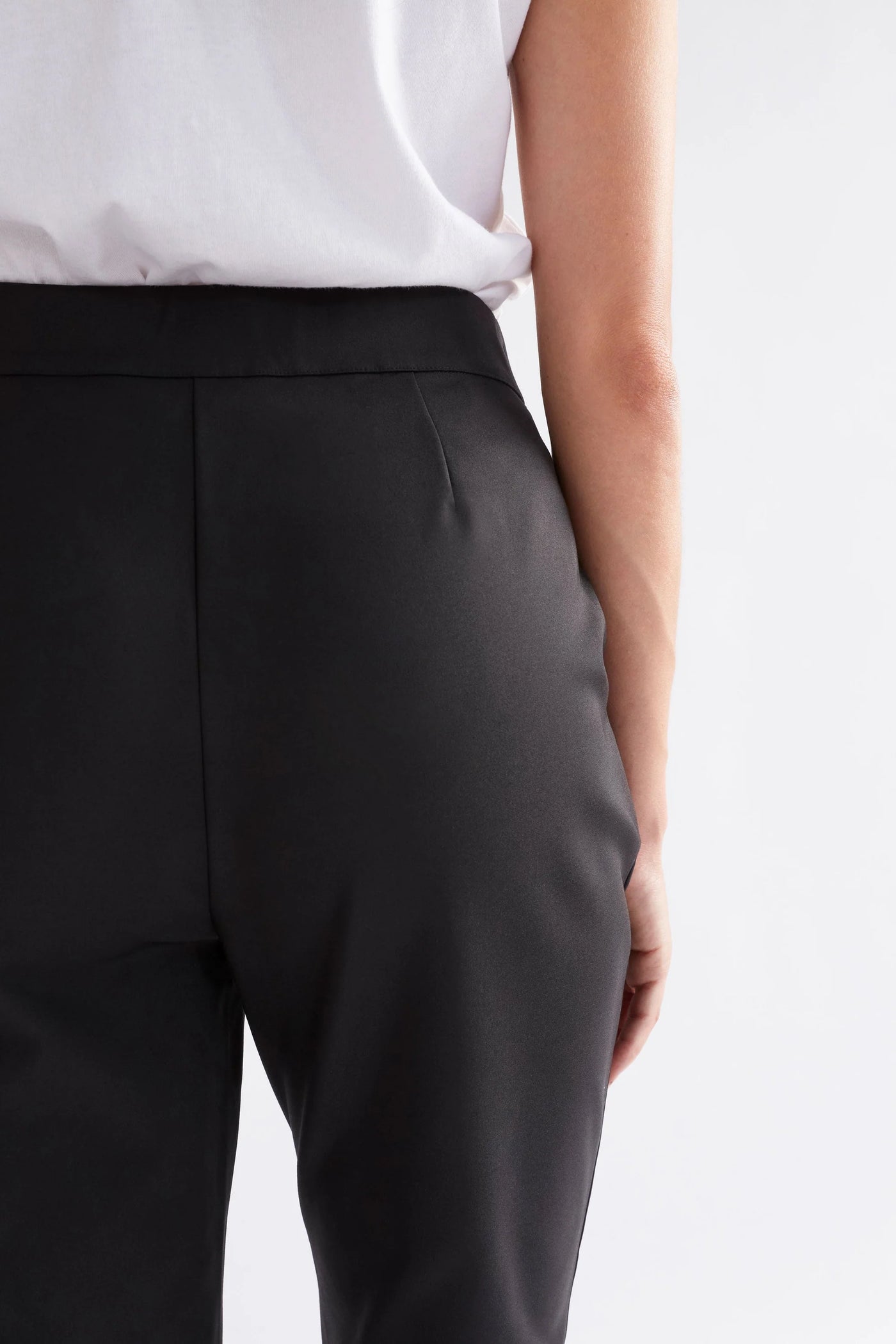 closer look to Sorell pants back in black