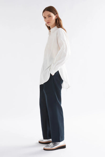 woman wearing tiga shirt in white and dark denim pants