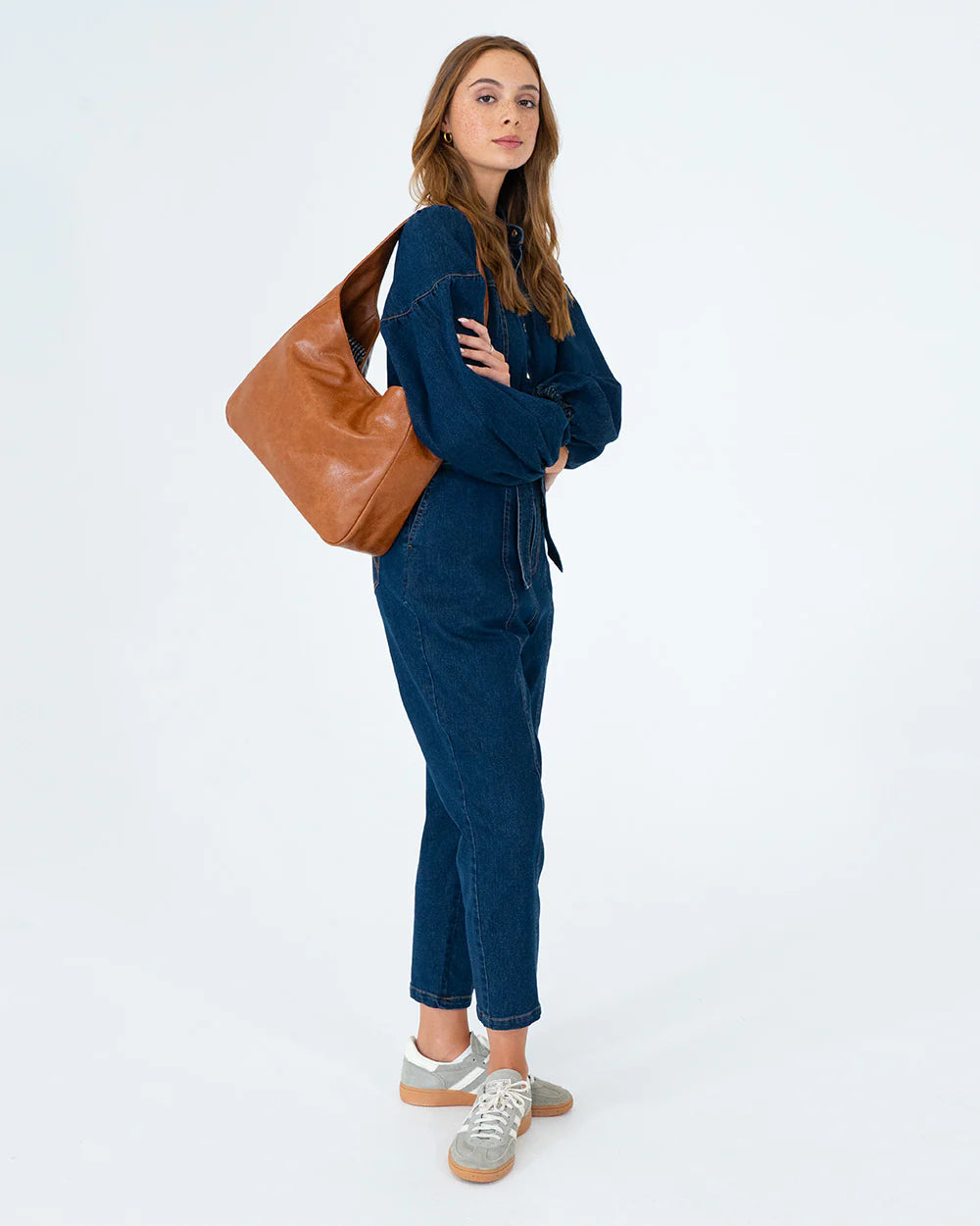 Woman using Arcadia Tote in Tan Pebble 