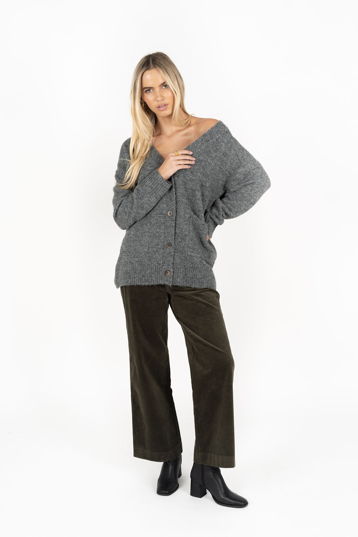 Woman wearing Lattitude cardi Charcoal and fleetwood pants