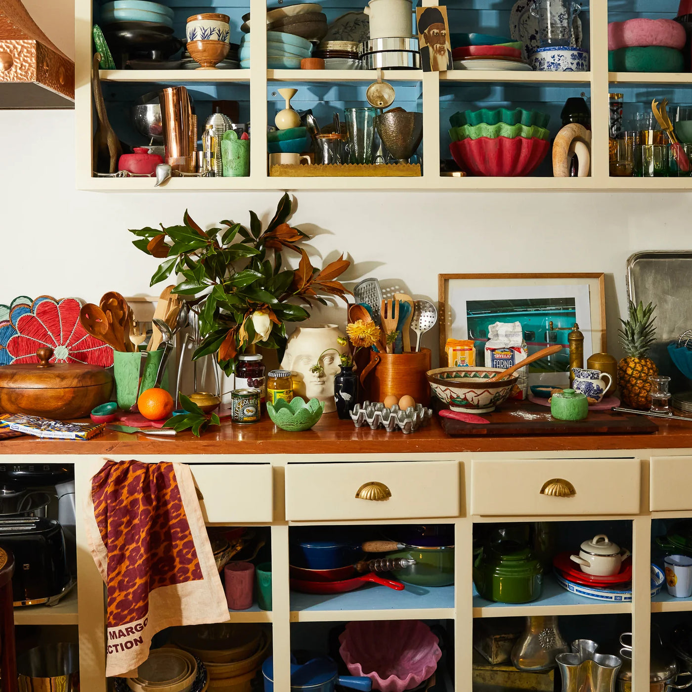 Cabinet with different bowls, and glasses